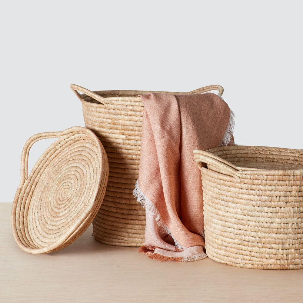 Set of 2 woven baskets with linen throw