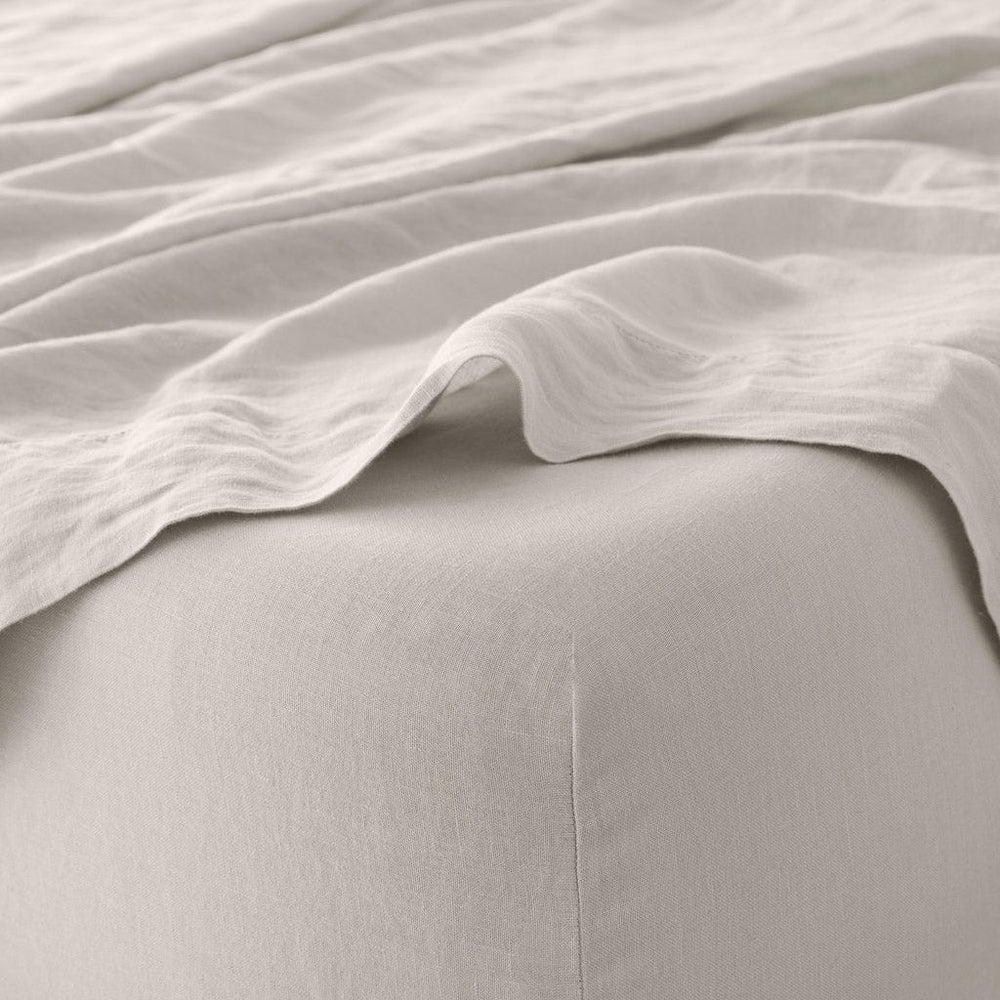 Detail of tan fitted sheet